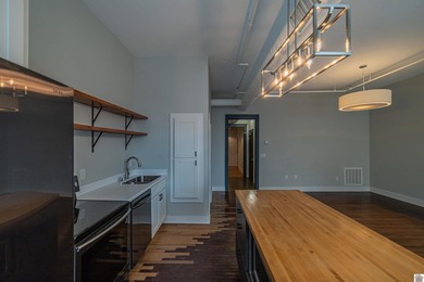 Allows ! Condo unit 3 is a beautifully renovated 2 bedroom, 1.5 - photo 9