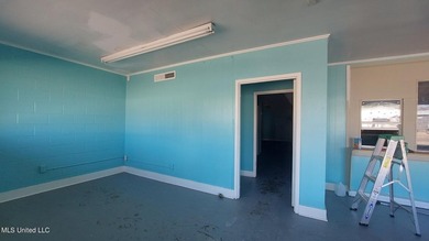 : Commercial building on Pass Road close to Highway 49. Highly - photo 2