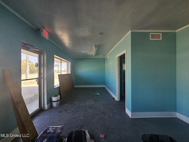 : Commercial building on Pass Road close to Highway 49. Highly - photo 4