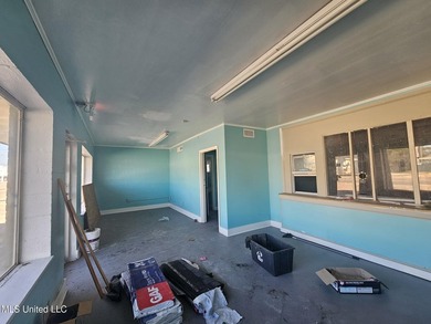 : Commercial building on Pass Road close to Highway 49. Highly - photo 5