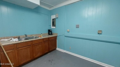 : Commercial building on Pass Road close to Highway 49. Highly - photo 7