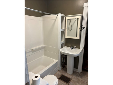 Cute 2 Bedroom Colonial with full bath on the 1st floor - eat-in - photo 11
