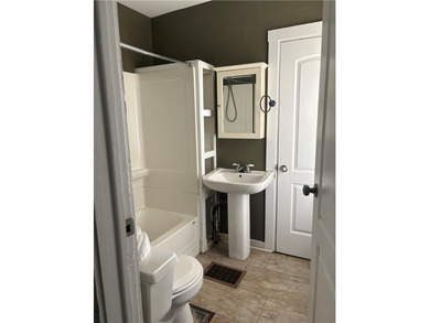 Cute 2 Bedroom Colonial with full bath on the 1st floor - eat-in - photo 12