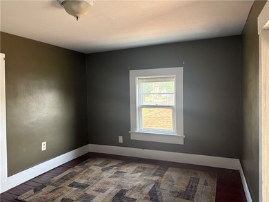 Cute 2 Bedroom Colonial with full bath on the 1st floor - eat-in - photo 15