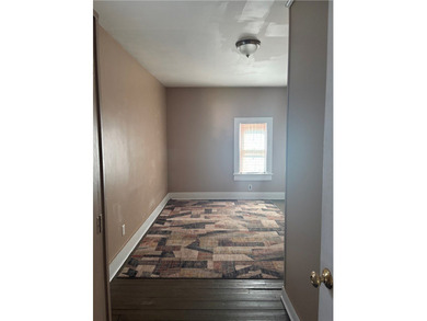 Cute 2 Bedroom Colonial with full bath on the 1st floor - eat-in - photo 16