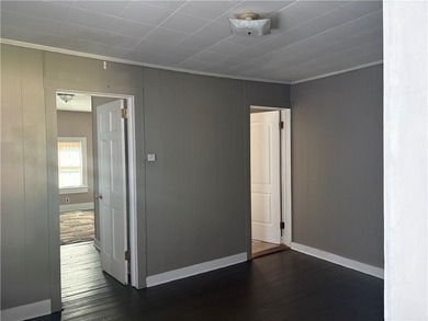 Cute 2 Bedroom Colonial with full bath on the 1st floor - eat-in - photo 17