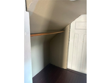 Cute 2 Bedroom Colonial with full bath on the 1st floor - eat-in - photo 20