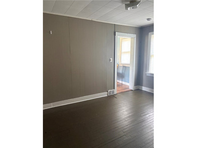 Cute 2 Bedroom Colonial with full bath on the 1st floor - eat-in - photo 21