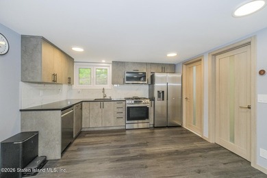 Fully gut-renovated from top to bottom within the last two years - photo 32