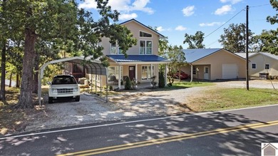 Built in 2023 this 3 bedroom, 3 bath home sits on a spacious 1/2 - photo 5