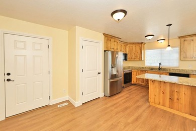 Beautifully maintained Spanish Fork townhome offering space - photo 11
