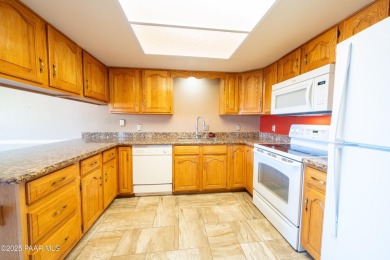 Adorable townhouse in desirable area of Prescott. Spacious floor