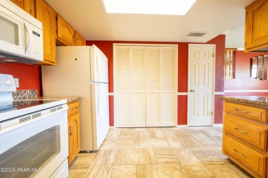 Adorable townhouse in desirable area of Prescott. Spacious floor