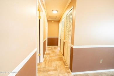 Adorable townhouse in desirable area of Prescott. Spacious floor