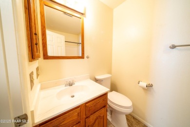 Adorable townhouse in desirable area of Prescott. Spacious floor