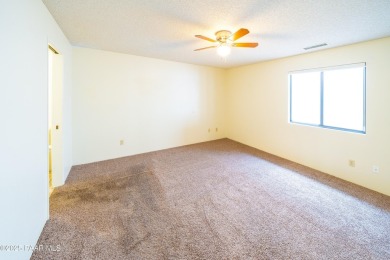 Adorable townhouse in desirable area of Prescott. Spacious floor