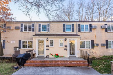 (private lake, pond, coastal) Home For Sale in Oakland Gardens New York