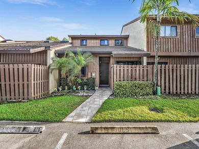 Lake Townhome/Townhouse For Sale in Davie, Florida