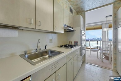 A rare opportunity at Horizon House Exceptional views, space & - photo 14