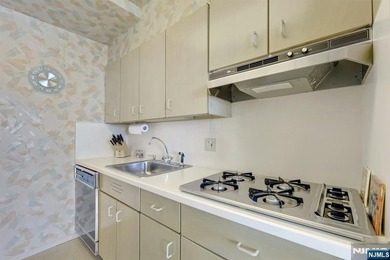 A rare opportunity at Horizon House Exceptional views, space & - photo 15