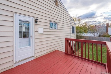 Nestled on a quiet, tree-lined cul-de-sac in Northport, this - photo 16