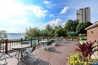 A rare opportunity at Horizon House Exceptional views, space & - photo 24