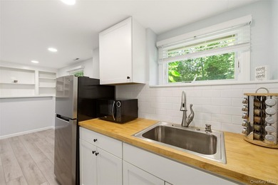 Nestled on a quiet, tree-lined cul-de-sac in Northport, this - photo 27