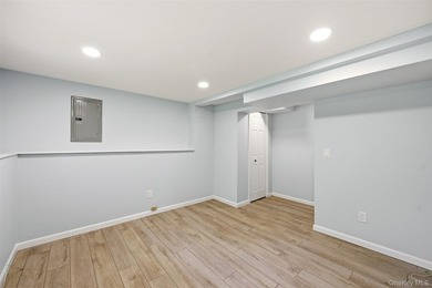 Nestled on a quiet, tree-lined cul-de-sac in Northport, this - photo 32
