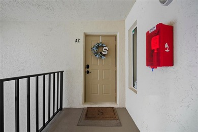 Beautifully maintained 2 bed 2 Bath condo, located on the second - photo 3