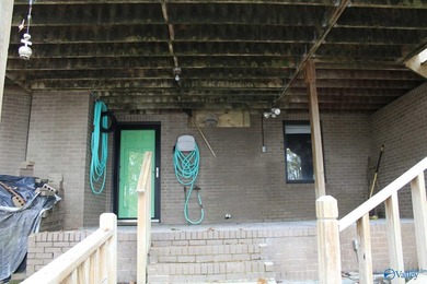 Waterfront living on Lake Guntersville! This 3BR/4BA home offers - photo 11