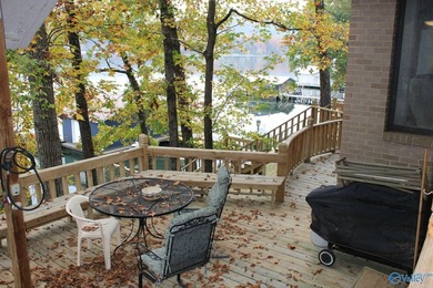 Waterfront living on Lake Guntersville! This 3BR/4BA home offers - photo 12