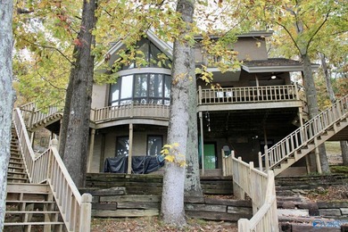 Waterfront living on Lake Guntersville! This 3BR/4BA home offers - photo 13