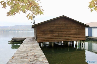 Waterfront living on Lake Guntersville! This 3BR/4BA home offers - photo 14