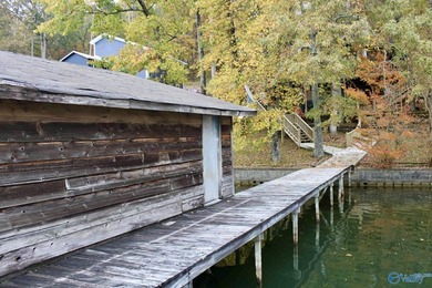 Waterfront living on Lake Guntersville! This 3BR/4BA home offers - photo 15