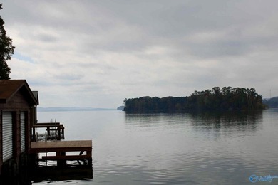 Waterfront living on Lake Guntersville! This 3BR/4BA home offers - photo 18