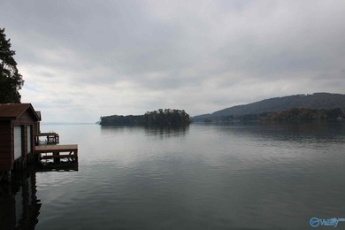 Waterfront living on Lake Guntersville! This 3BR/4BA home offers - photo 20
