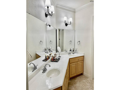 Beautiful 4BR/2BA home originally built by RJ Wachsman Homes. 2 - photo 26