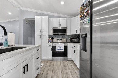Welcome to this charming three-bedroom, two-bathroom - photo 11