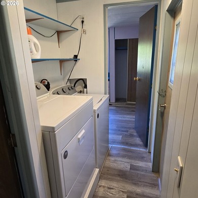 Updated 2BD 1BA home with bonus room and workshop/storage space - photo 11