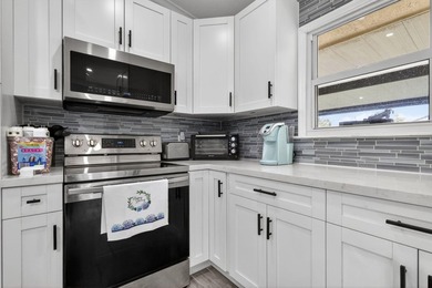 Welcome to this charming three-bedroom, two-bathroom - photo 12