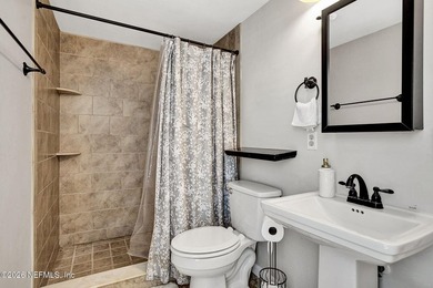 Welcome to easy, elegant living in this beautifully maintained - photo 15