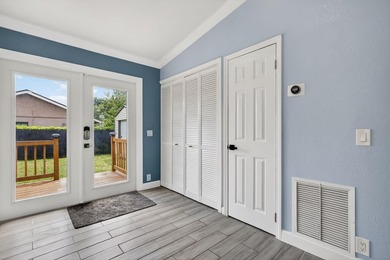 Welcome to this charming three-bedroom, two-bathroom - photo 17
