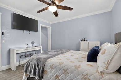 Welcome to this charming three-bedroom, two-bathroom - photo 19