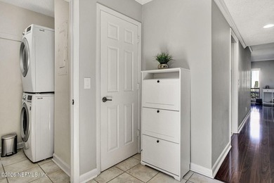 Welcome to easy, elegant living in this beautifully maintained - photo 21