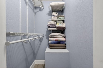 Welcome to this charming three-bedroom, two-bathroom - photo 21