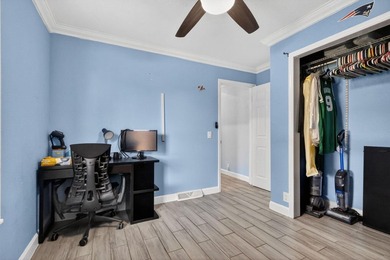 Welcome to this charming three-bedroom, two-bathroom - photo 31