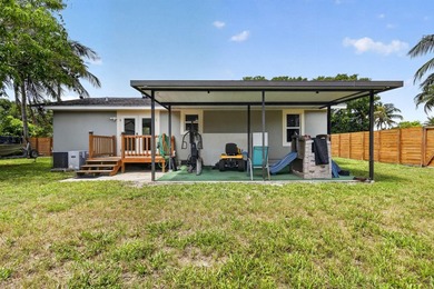 Welcome to this charming three-bedroom, two-bathroom - photo 33