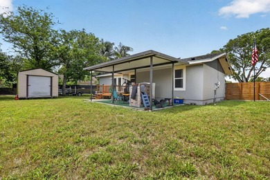 Welcome to this charming three-bedroom, two-bathroom - photo 34