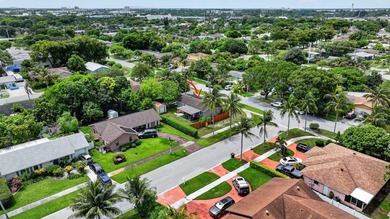 Welcome to this charming three-bedroom, two-bathroom - photo 40