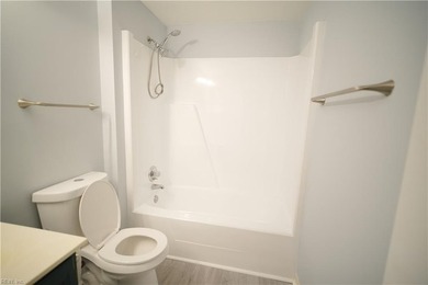 Well maintained, freshly painted and a new carpet condominium in - photo 22